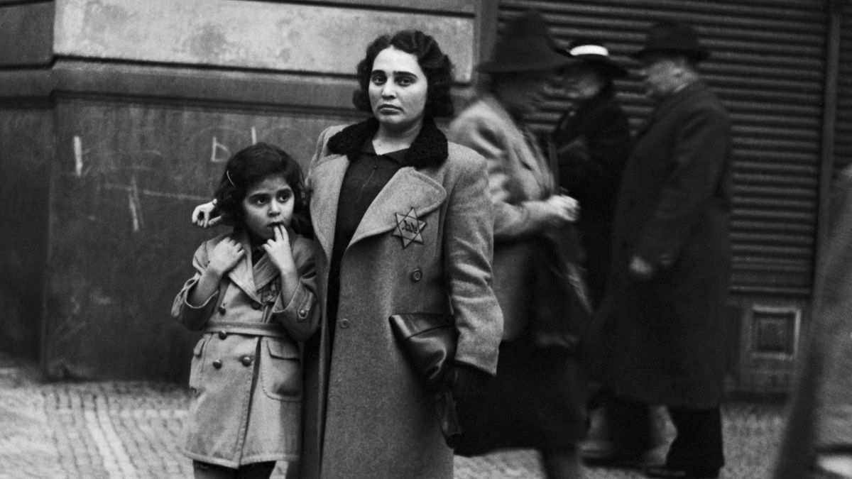 Fotky upomínají dny, kdy se smyčka kolem Židů v protektorátu začala utahovat